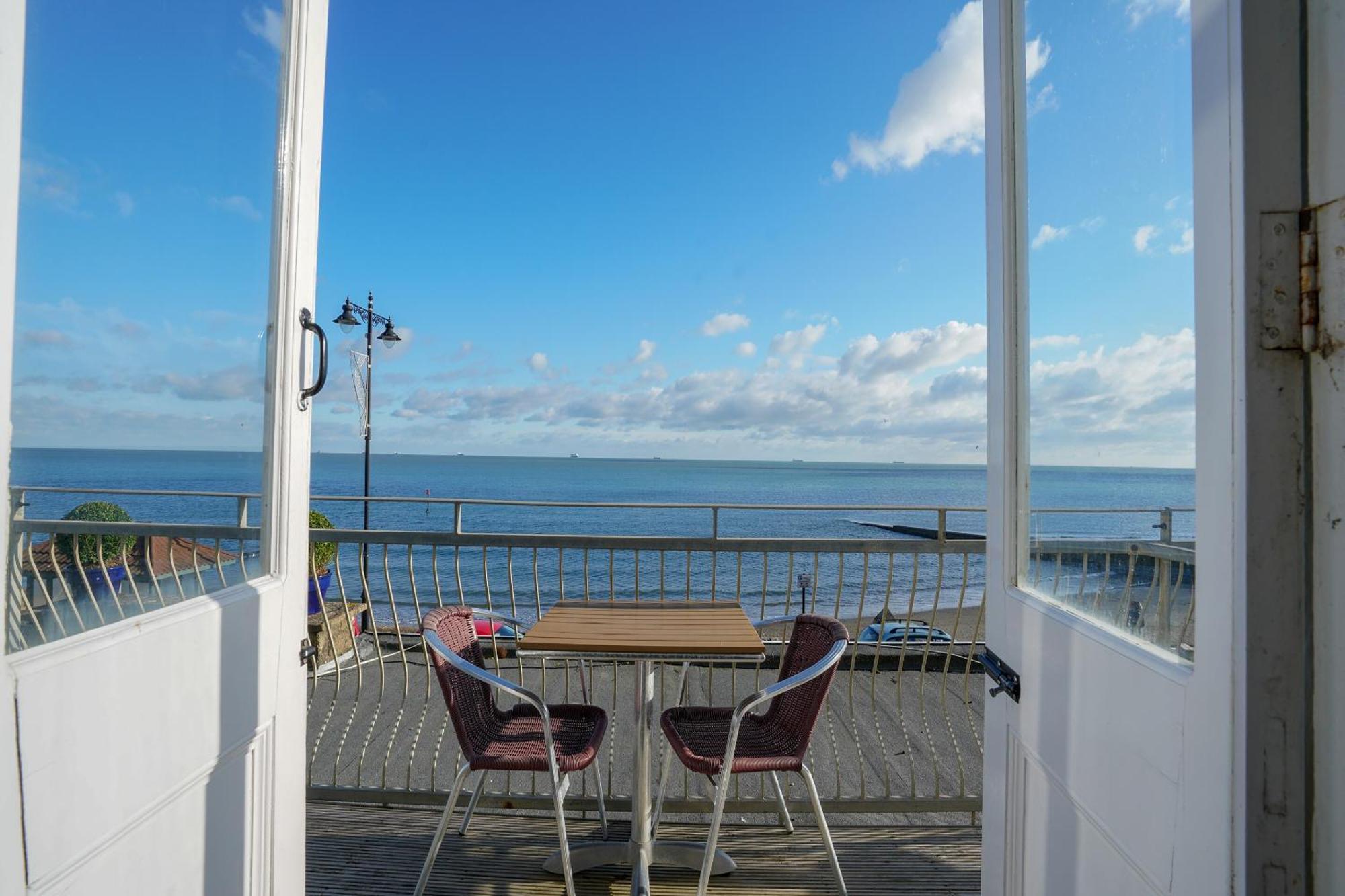 Oyo Shanklin Beach Hotel Exteriör bild
